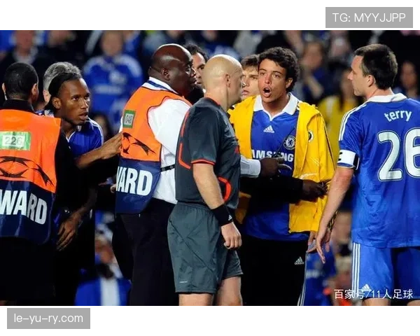 围堵裁判算犯规吗？足球规则如何界定这类行为