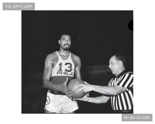 张伯伦内线强攻拉开空间 比肩历史顶级篮板王表现